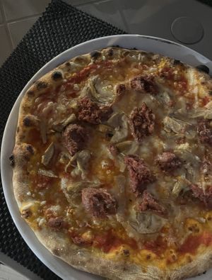 Pizza con funghi, salsiccia e mozzarella vegan  at Ristorante Novecento in Varese