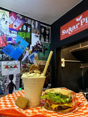 Hamburguesas y malteadas veganas. ¡Deliciosas! at Sugar Planty in Mexico City