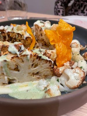 Geschmorter Blumenkohl mit Kräuter-Knoblauch-Sauce, Haselnüsse und Chili-Öl at Restaurant Hedwig in Balgach