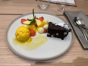 Brownie, Früchte, Passionsfruchtglace at Restaurant Hedwig in Balgach