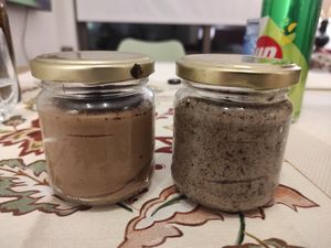Mousse de Chocolate e amendoim e cookies e cream at Veganissimo porto in Porto