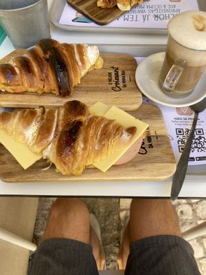 Croissant “Misto” Vegan e Croissant de Maçã e Canela  at O Melhor Croissant da Minha Rua - Azeitao  in Azeitao