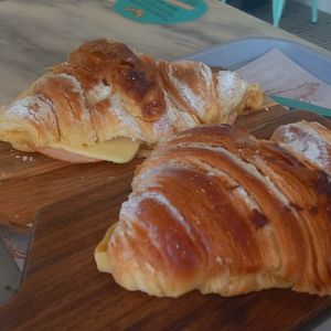 vegan ham & cheese (3,70€) and plain croissant (1,90€) at O Melhor Croissant da Minha Rua - Azeitao  in Azeitao