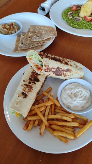 Wrap, baba ghanoush y risotto at Coral Resto and Bar in 