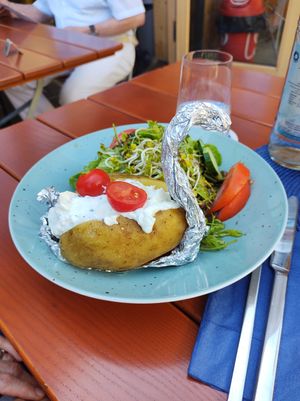Marktweiber Salad with a baked potato and sour cream (vegetarian) at Klosterbräustüberl Furth in Furth