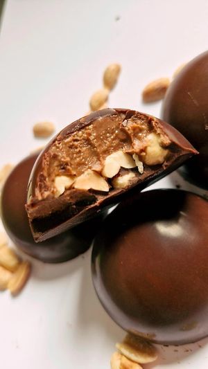 Bombon Keto, sin Azúcar relleno con pasta maní choc y base crunchy de maní tostado. at NutZ in Talca