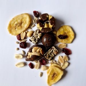 Bombones mix, chocolate sin azucar con frutos secos ( Maravillas tostadas, maní, cranberrys y platano caramelizado) at NutZ in Talca