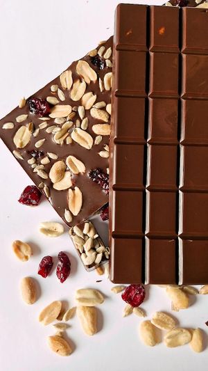 Tableta keto de chocolate sin azúcar, toping de maní, maravillas, crenberrys. at NutZ in Talca