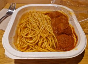 Espaguetis amb pilotes veganes: a la cafeteria poden fer escalfar qualsevol dels plats preparats comprats dins l'establiment. at Veritas - Sant Cugat in Barcelona