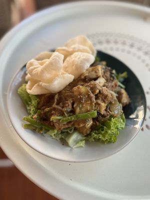 Ketoprak (vegan) with garlic crackers   at Los Gili in 