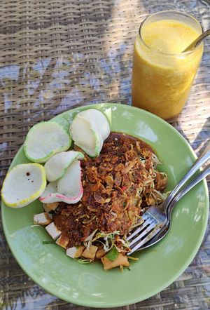 kupat tahu campur at Los Gili in 