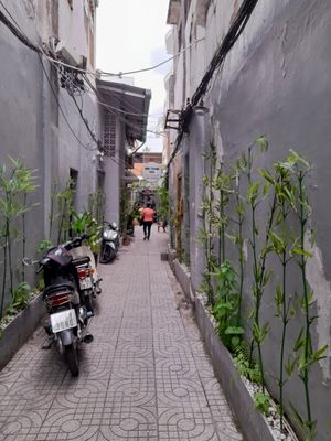 The hem/alleyway to walk through at Chạm Vegetarian & Coffee in Ho Chi Minh City