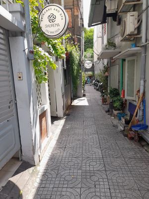 Walking back down the alley at Chạm Vegetarian & Coffee in Ho Chi Minh City