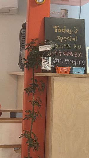 Today's special by the cash register next to the kitchen at Mada Meal in Seoul