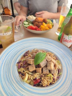 Asian vegetable noodles and Poke Bowl at O Sorriso in Porto Covo