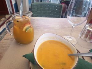 Adorei descobrir este sítio! Boas opções vegan. Tudo muito bem marcado. Não percam a sangria branca!:) at O Sorriso in Porto Covo