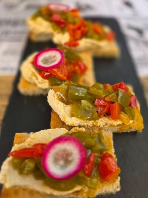 Bruschetta with hummus and roasted bell peppers at O Sorriso in Porto Covo
