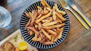 Bol de frites at Kivala in Saint-paul