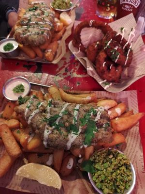 Dos tipos de pesacdo y alitas de coliflor at Happy Fish at The Dog House in Edinburgh