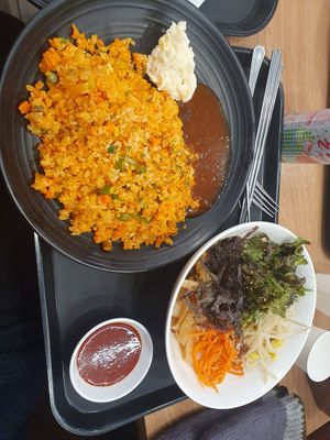 Fried rice and bibimbap at Ssada Gimbap in Seoul