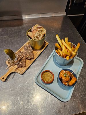 Terrine vegan maison et tapas fris at Kitschinette in Charroux