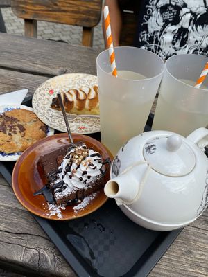 Cookie chocolat noir, brownie aux noix de pécan, et tarte aux citrons meringuée et citronnade maison et infusion. C'était trop bon 🤤🤤🤤 at Kitschinette in Charroux