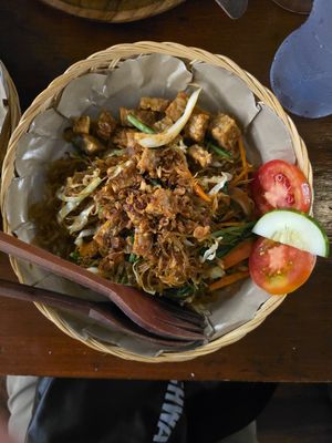 bihun goreng vege (vegetarian fried noodle) at De Waroeng Labuan Bajo in 
