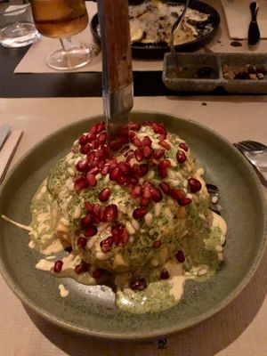 Ganzer Blumenkohl mit Tahin, Pinienkernen und Granatapfelkernen  at Sesamo in Barcelona