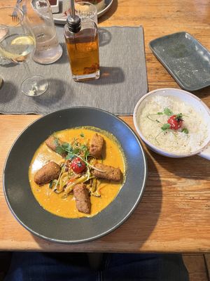 Veganer Halloumi Gemüse Wok  at Edelsberger in Baden