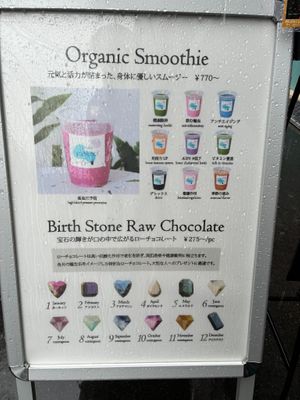 Birth stone themed smoothies and raw chocolates at salon migknot in Osaka