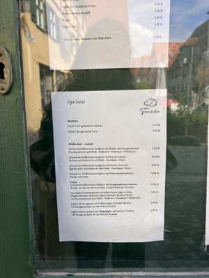 Geröstetes Vollkornsauerteigbrot mit hausgemachtem Hummus, Rucola, marinierten Artischocken und getrockneten Tomaten  at Teestube in Dinkelsbuehl