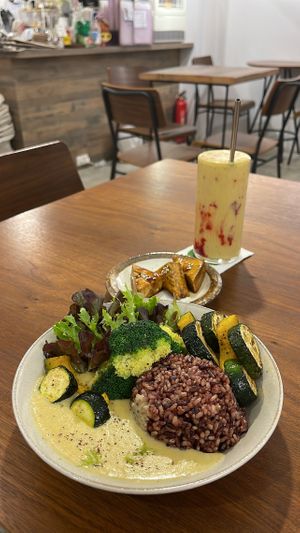 




A beautiful and stylish plant-based restaurant with relaxing surround music is full of bright and cozy ambience. There are so many options in menu, and most ingredients a at Dream Eater Snoreatery - 食夢 Snoreatery in Taipei