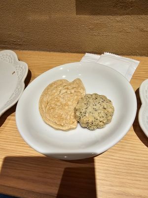 Free coockies at Naki - vegan sweets in Osaka