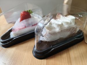Wonderful cakes - strawberry and chocolate at Naki - vegan sweets in Osaka