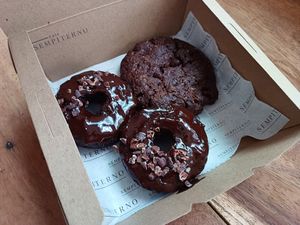Choco doughnuts and double choco cookie at Sempiterno in Merida
