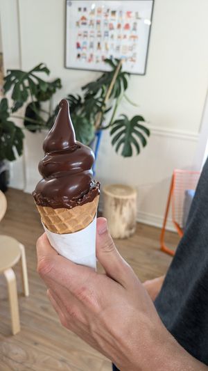 Molle trempée dans le chocolat noir at Saison Deli in Rimouski