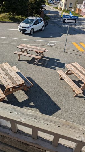 Terrasse (en plus de bancs) at Saison Deli in Rimouski