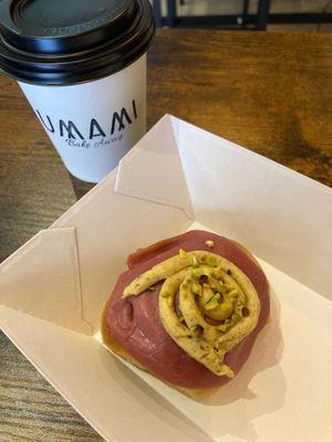 Vegan cinnamon roll at UMAMI BAKE AWAY in Madrid