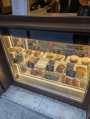 vegan options labelled at UMAMI BAKE AWAY in Madrid