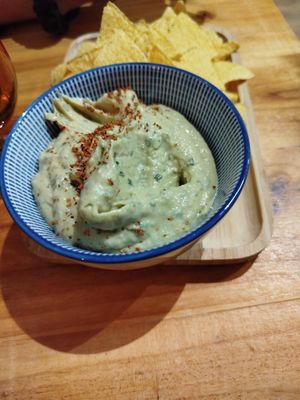 Hummus de aguacate, muy bueno at La Causa in Zaragoza