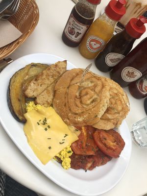 Pancakes, tofu revuelto con queso, longaniza, tomates asados, plátano asado, beans con salsa de tomate   at La Desayuneria in Valencia