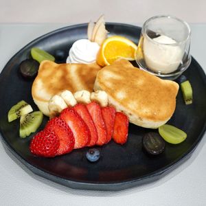 Rice pancakes with soyice and sauce at Vegan Cafe Tsukineko in Osaka