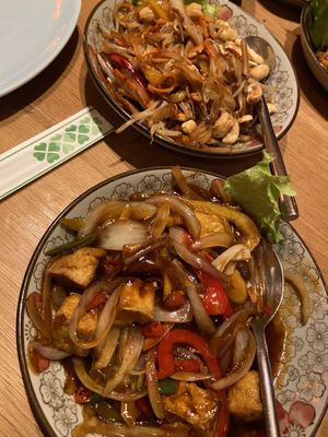 Chili Tofu und Gung Bao Gemüse (zwei kleine Hauptspeisen als Teil des Abendmenüs)  at Sunny in Vienna