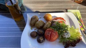 Wanderer Teller mit dem besten Veggie Steak, Rosmarinkartoffeln, Pilzen und einer Fleischtomate 😋 at Gajas Welt in Kaisersbach-ebni