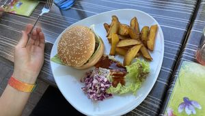 Cheeseburger mit Country Potatoes  at Gajas Welt in Kaisersbach-ebni