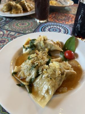 Bärlauchmaultaschen im Vordergrund, dahinter normale Maultaschen mit Gemüsefüllung  at Gajas Welt in Kaisersbach-ebni
