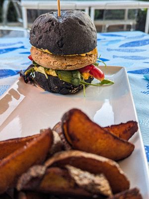 Burger Vegano, Salsa verde Vegana, pomodori, insalata e Mayonese Vegana at il Bistrot di Castiglioncello in Castiglioncello