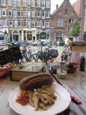 Warm faux chicken, fresh crusty bread roll & delicious relish at De Vegetarische Traiteur in Amsterdam
