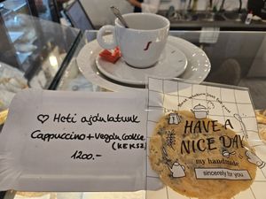 Cappuccino + vegan cookie offer at Kiskalácsom in Budapest