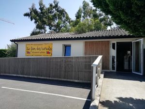 The entrance and exterior of the restaurant at La Faim Des Haricots in Blagnac